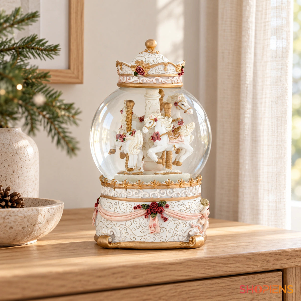 Carusel muzical în glob de zăpadă, 17 cm pe o consolă într-un decor luminos | Shopiens®