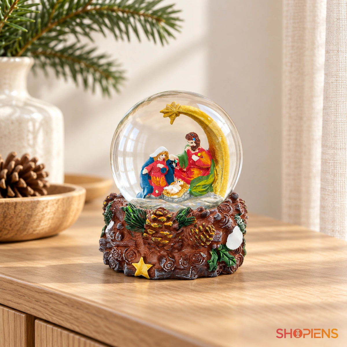 Glob de zăpadă cu iesle și stea, 8 cm pe o consolă într-un decor luminos | Shopiens®