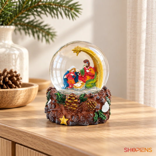Glob de zăpadă cu iesle și stea, 8 cm pe o consolă într-un decor luminos | Shopiens®
