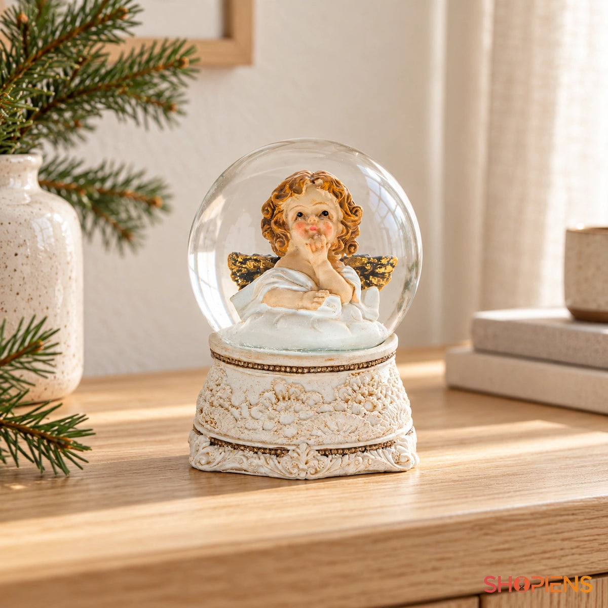 Glob decorativ cu îngeraș și aripi aurii, 8 cm pe o consolă într-un decor luminos | Shopiens®