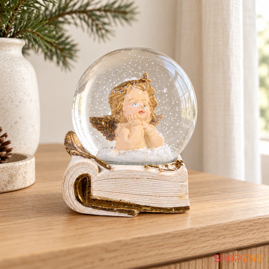 Îngeraș în glob pe carte aurie, 12,5 cm pe o consolă într-un decor luminos | Shopiens®