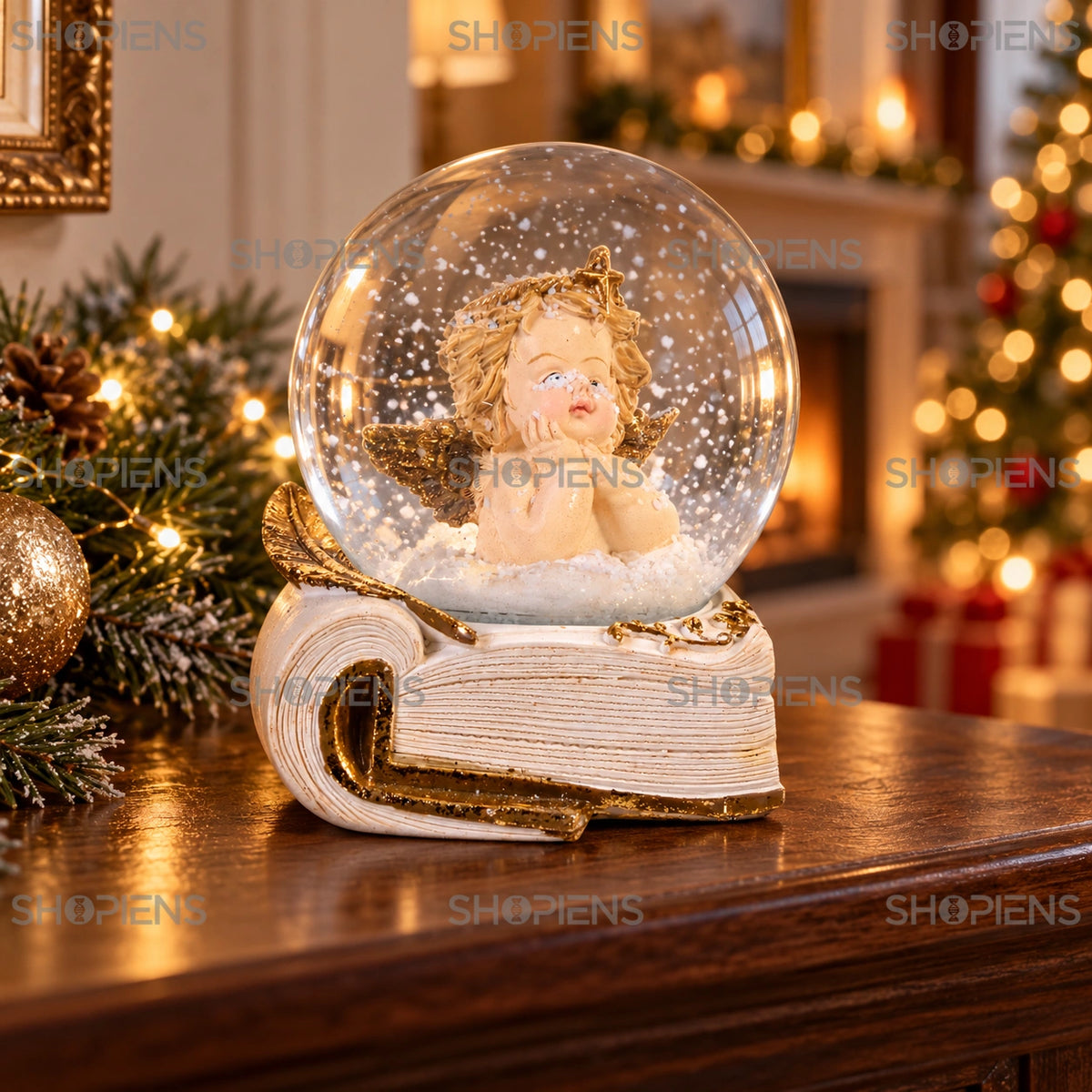 Îngeraș în glob pe carte aurie, 12,5 cm într-un decor festiv de seară | Shopiens®