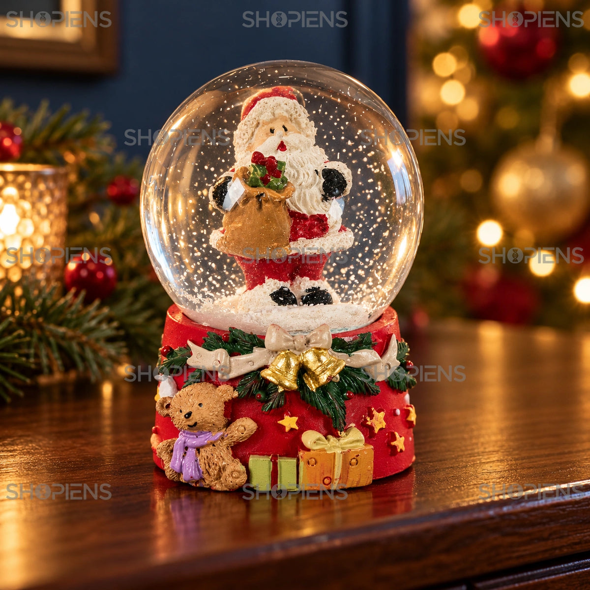 Moș Crăciun în glob cu bază roșie și cadouri, 6 cm într-un decor festiv de seară | Shopiens®