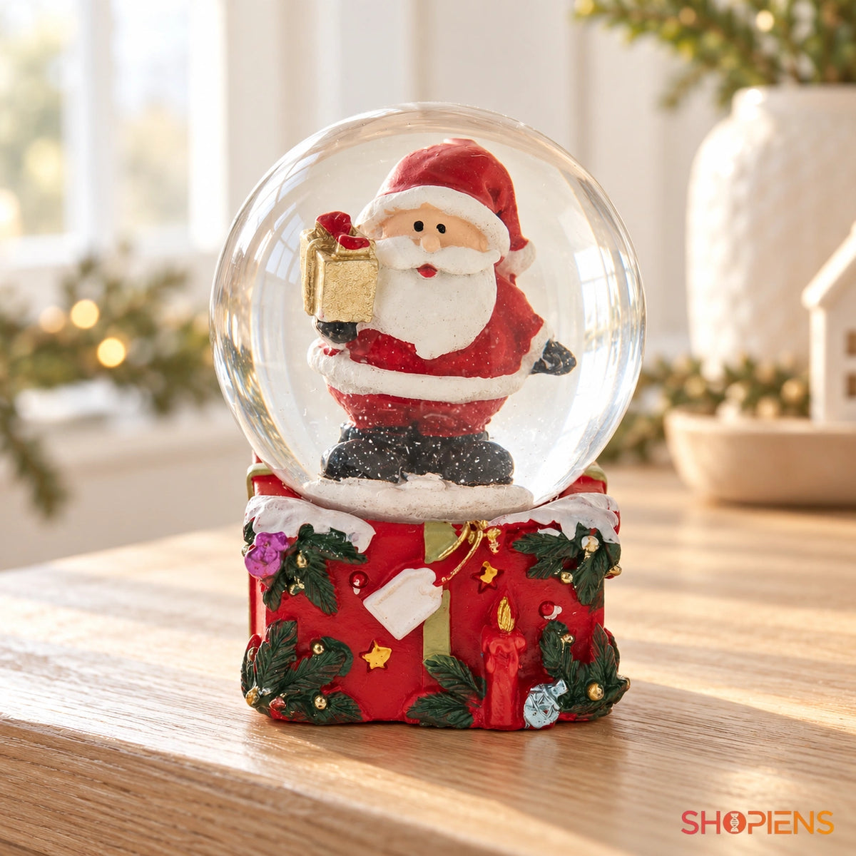 Glob cu Moș Crăciun pe cadou pătrat, 6 cm pe o consolă într-un decor luminos | Shopiens®