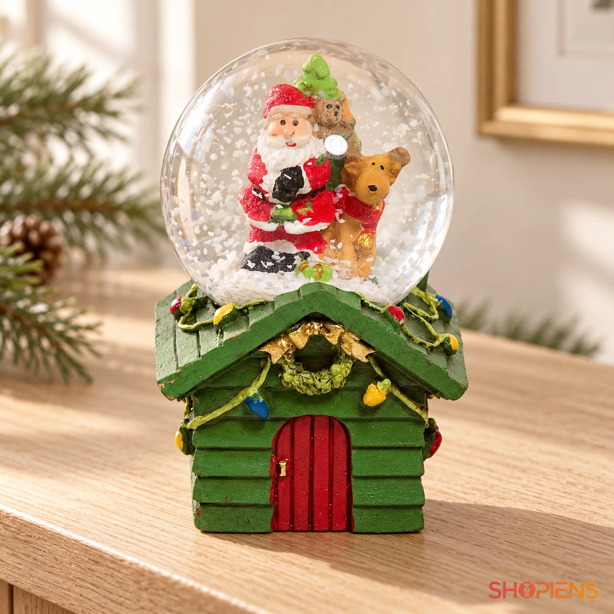 Glob cu Moșul și cerb pe căsuță verde, 6 cm pe o consolă într-un decor luminos | Shopiens®