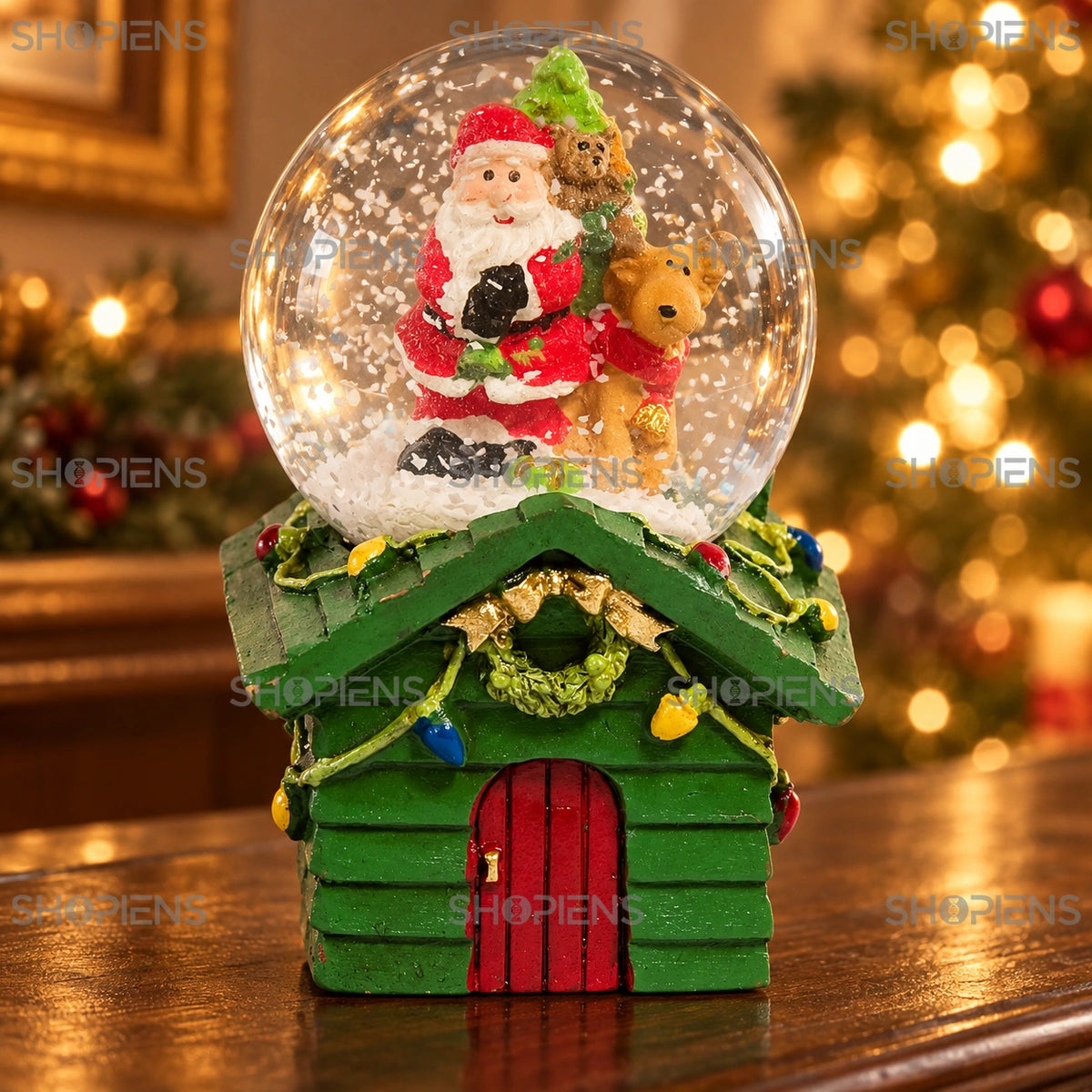Glob cu Moșul și cerb pe căsuță verde, 6 cm într-un decor festiv de seară | Shopiens®