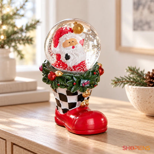 Glob de zăpadă în cizmă cu Moș Crăciun, 8 cm pe o consolă într-un decor luminos | Shopiens®