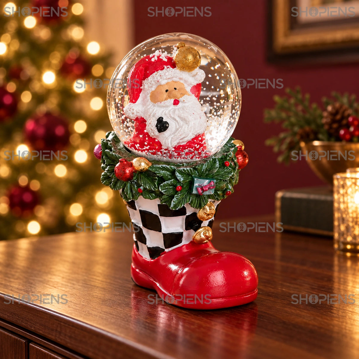 Glob de zăpadă în cizmă cu Moș Crăciun, 8 cm într-un decor festiv de seară | Shopiens®