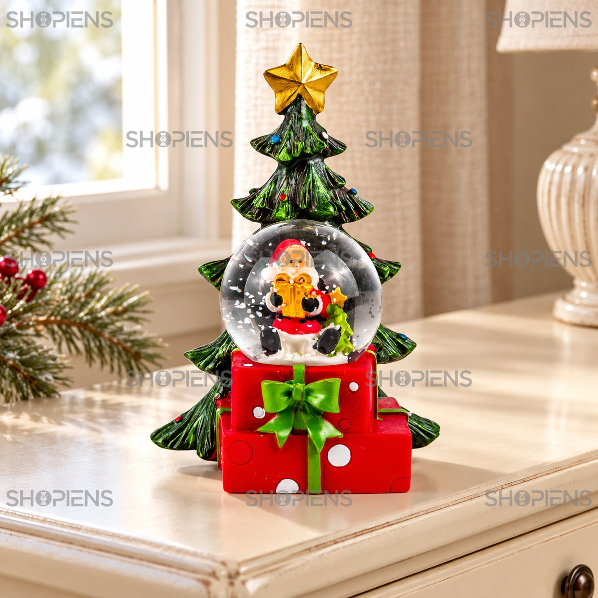 Decorațiune cu glob, Moș Crăciun și brad, 12 cm lângă fereastră, în lumină de iarnă | Shopiens®