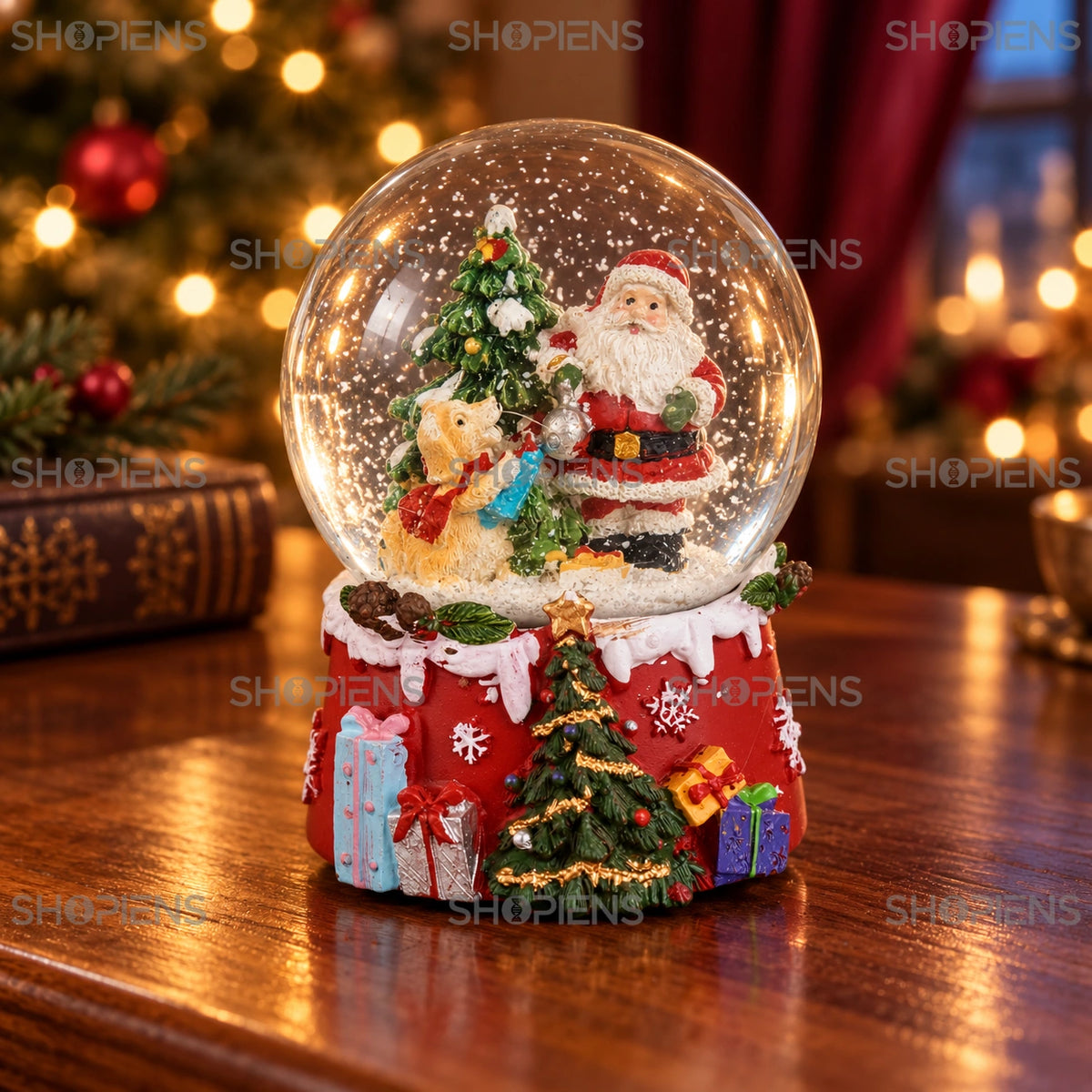 Glob cu Moș Crăciun, brad și câine, 9 cm într-un decor festiv de seară | Shopiens®