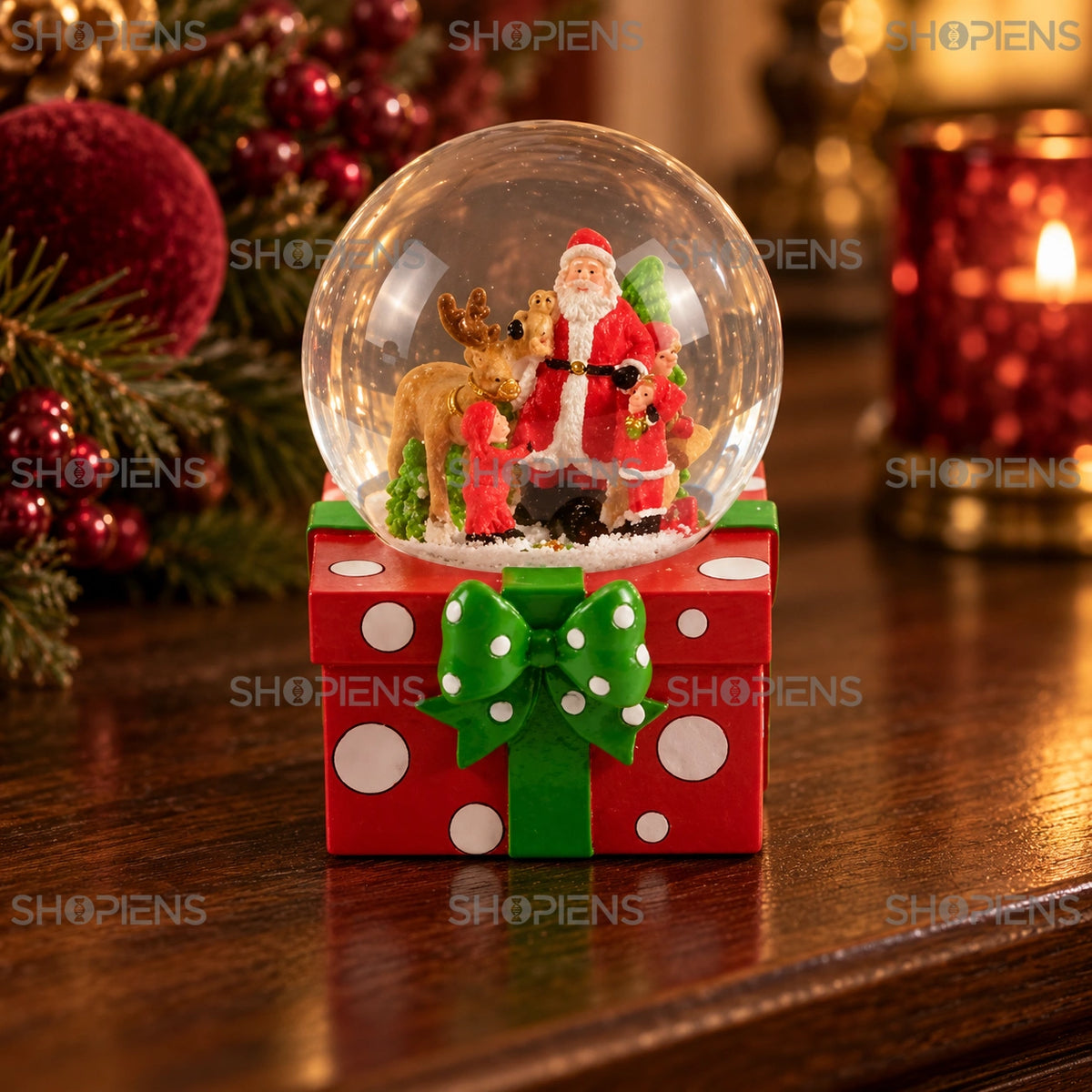 Glob cu Moș Crăciun și cerb pe cadou, 10 cm într-un decor festiv de seară | Shopiens®