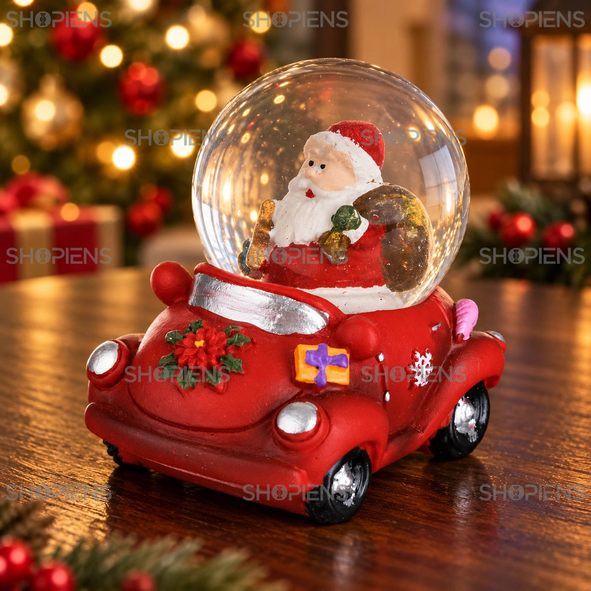 Mașinuță roșie cu glob și Moș Crăciun într-un decor festiv de seară | Shopiens®