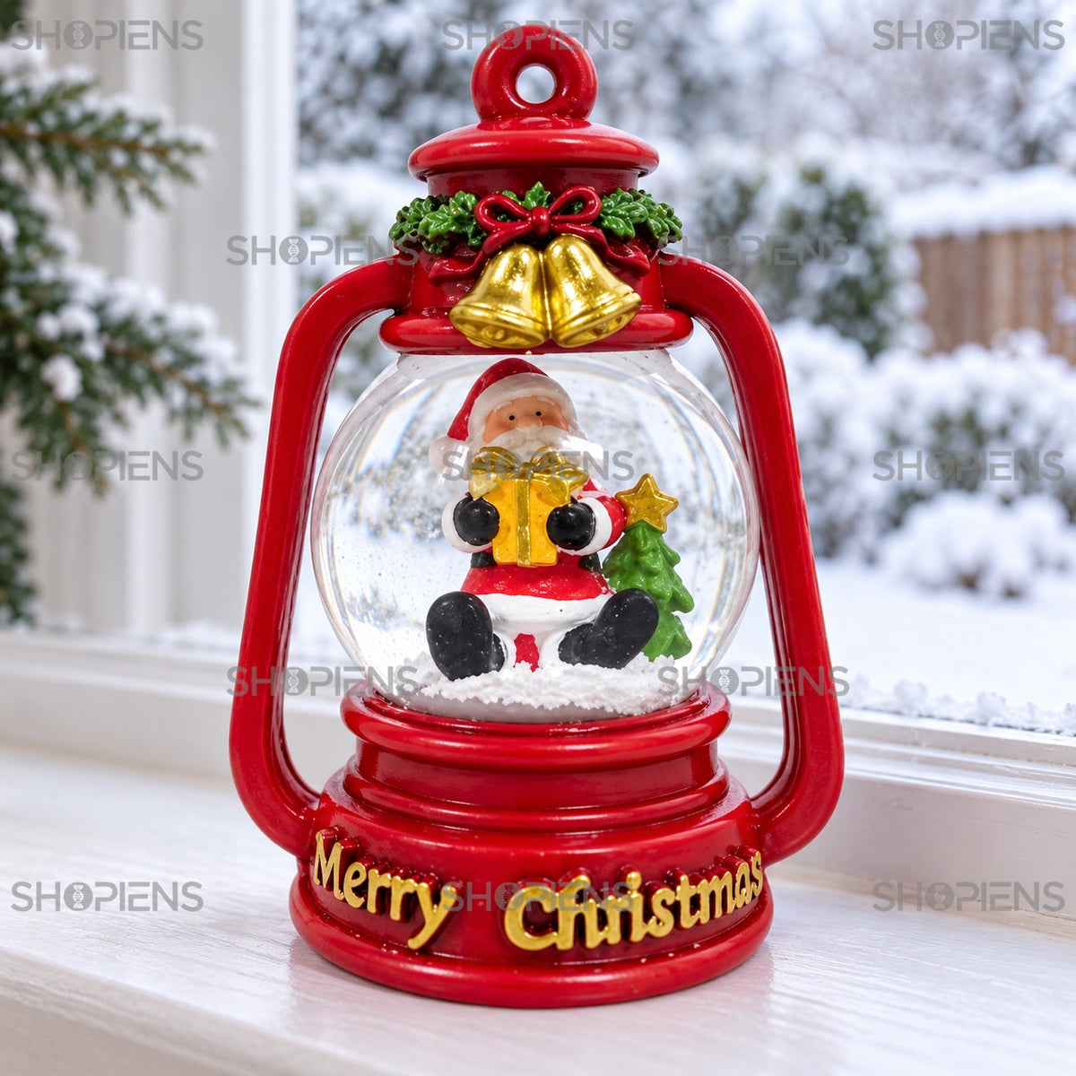 Felinar decorativ cu glob și Moș Crăciun, 6 cm lângă fereastră într-un decor de iarnă | Shopiens®