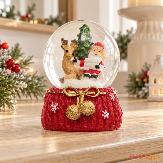 Glob cu Moșul, ren și fundiță aurie, 6 cm pe o consolă într-un decor luminos | Shopiens®