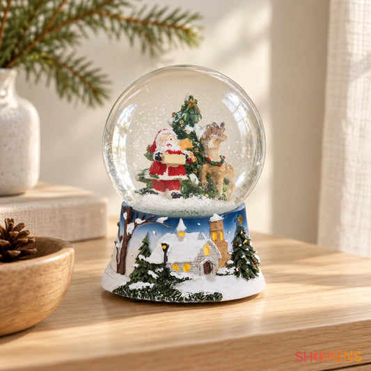 Glob muzical cu Moș Crăciun și ren, 13,5 cm pe o consolă într-un decor luminos | Shopiens®