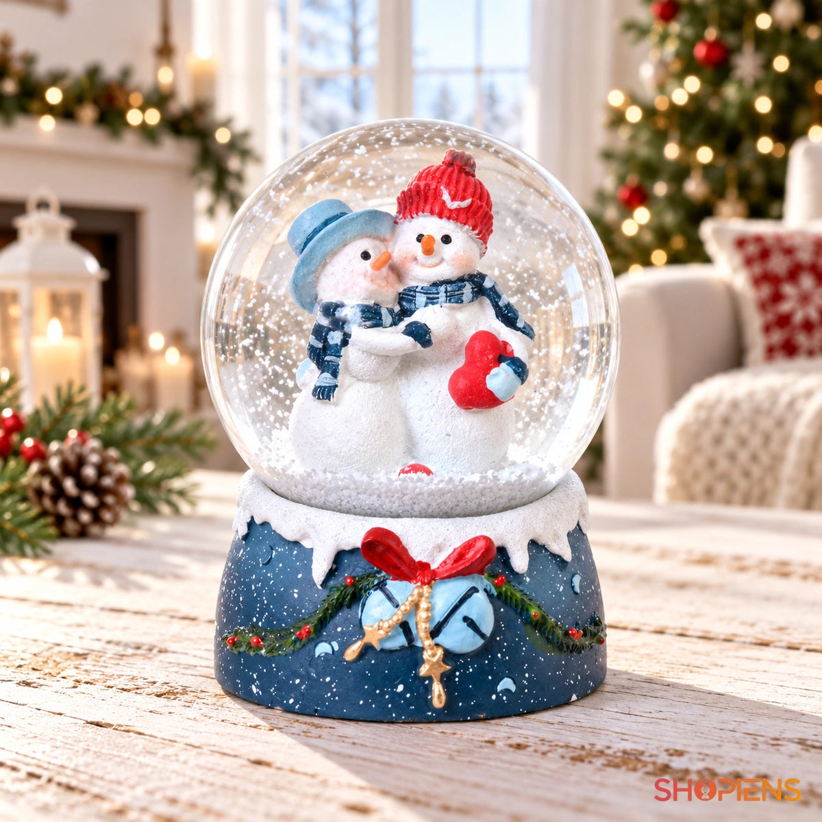Glob de zăpadă cu om de zăpadă, bază albastră într-un decor luminos de Crăciun | Shopiens®