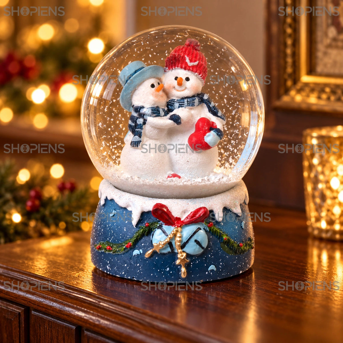 Glob de zăpadă cu om de zăpadă, bază albastră într-un decor festiv de seară | Shopiens®