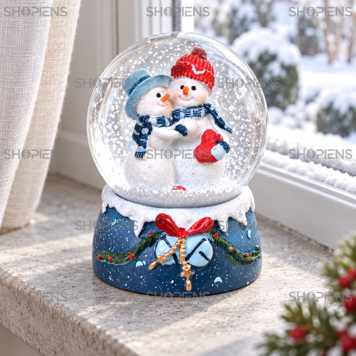 Glob de zăpadă cu om de zăpadă, bază albastră lângă fereastră, în lumină de iarnă | Shopiens®