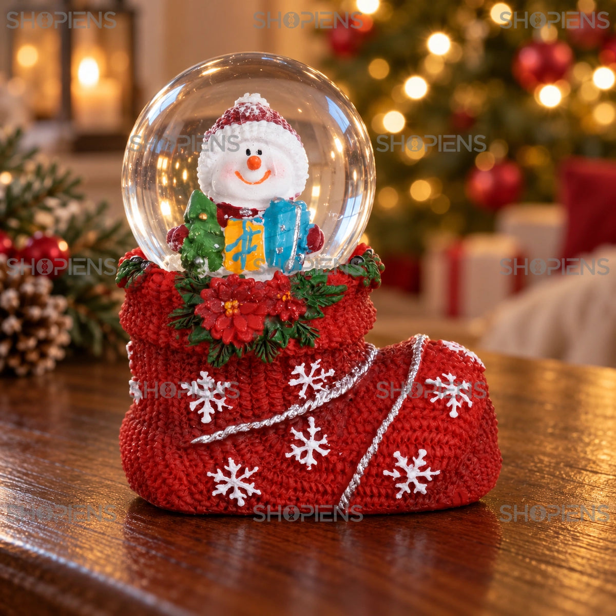 Glob cu om de zăpadă în cizmă roșie într-un decor festiv de seară | Shopiens®