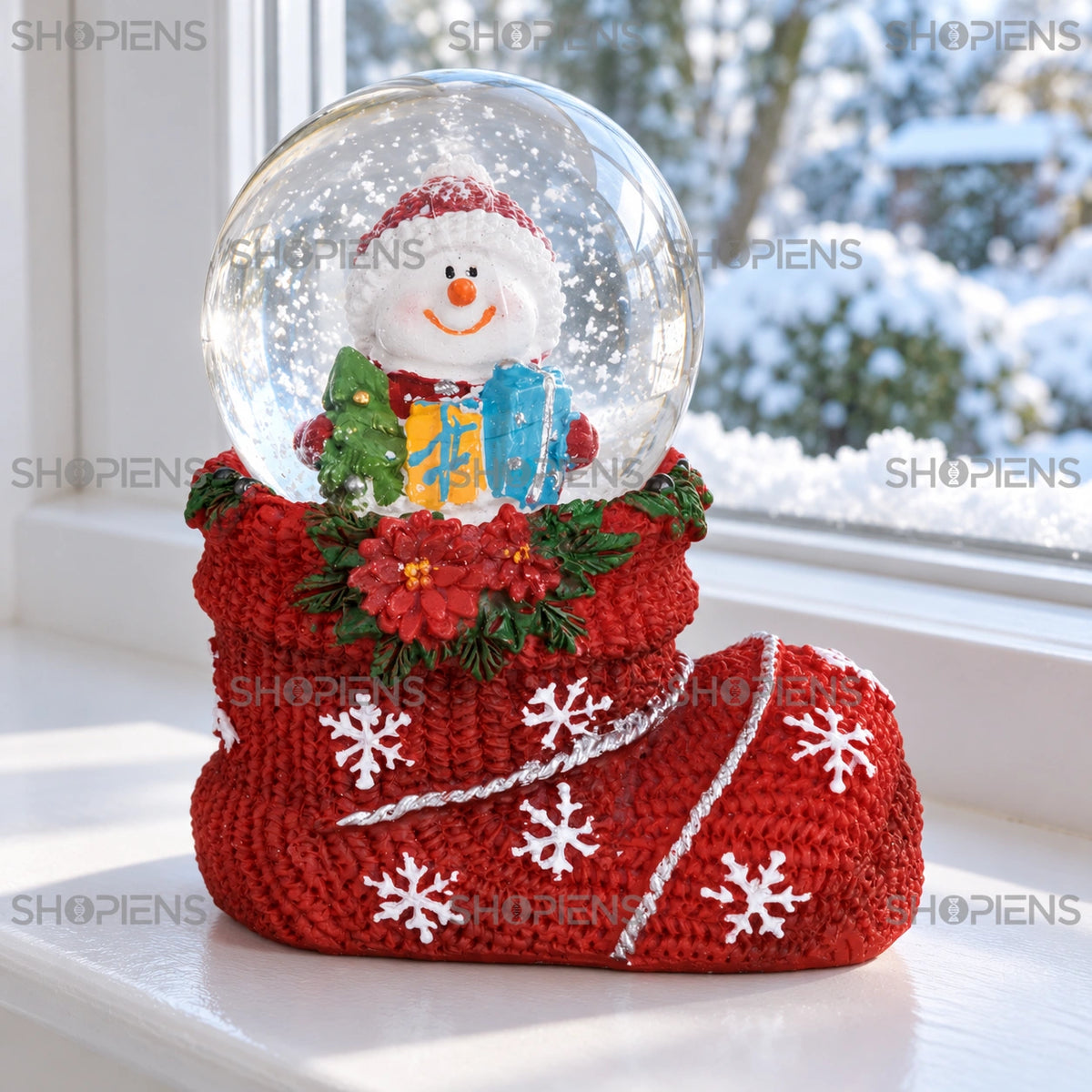 Glob cu om de zăpadă în cizmă roșie lângă fereastră într-un decor de iarnă | Shopiens®