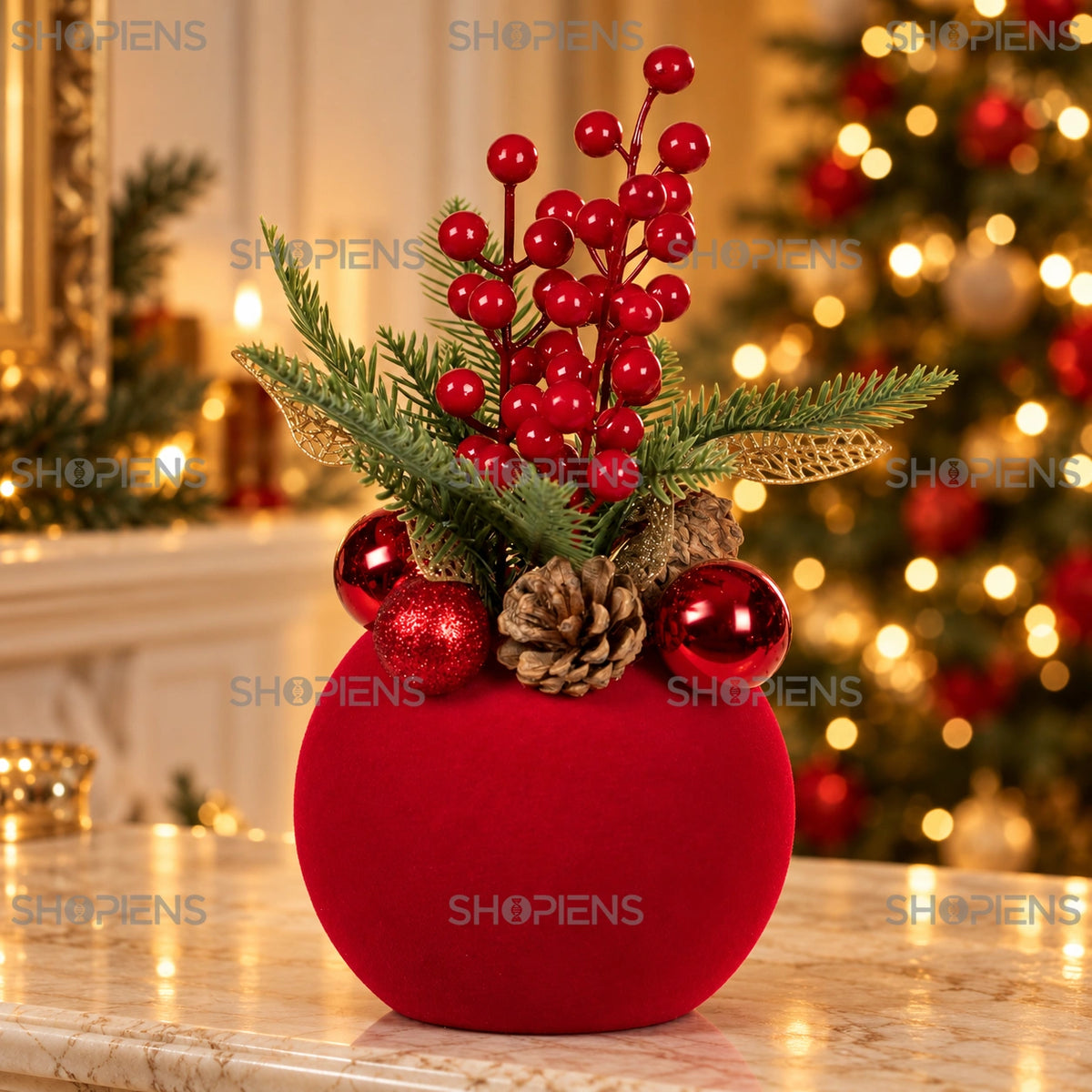 Glob roșu catifelat cu ramuri și conuri, 26 cm pe șemineu, într-un decor de seară cu lumini de Crăciun | Shopiens®