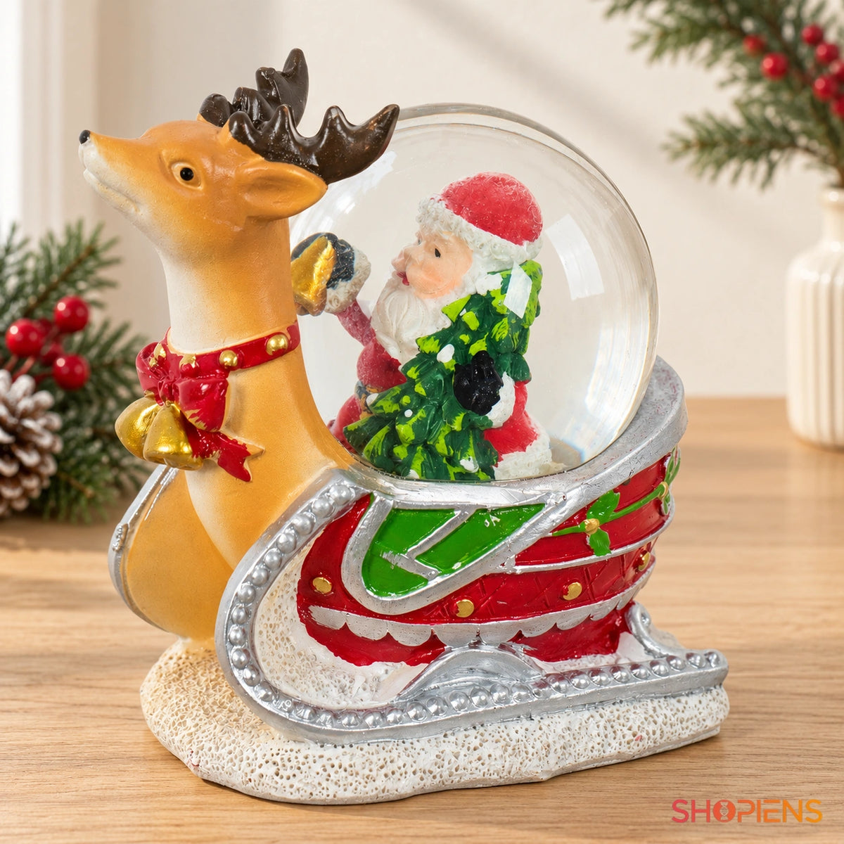 Sanie cu cerb și glob cu Moș Crăciun, 11 cm într-un decor luminos de Crăciun | Shopiens®