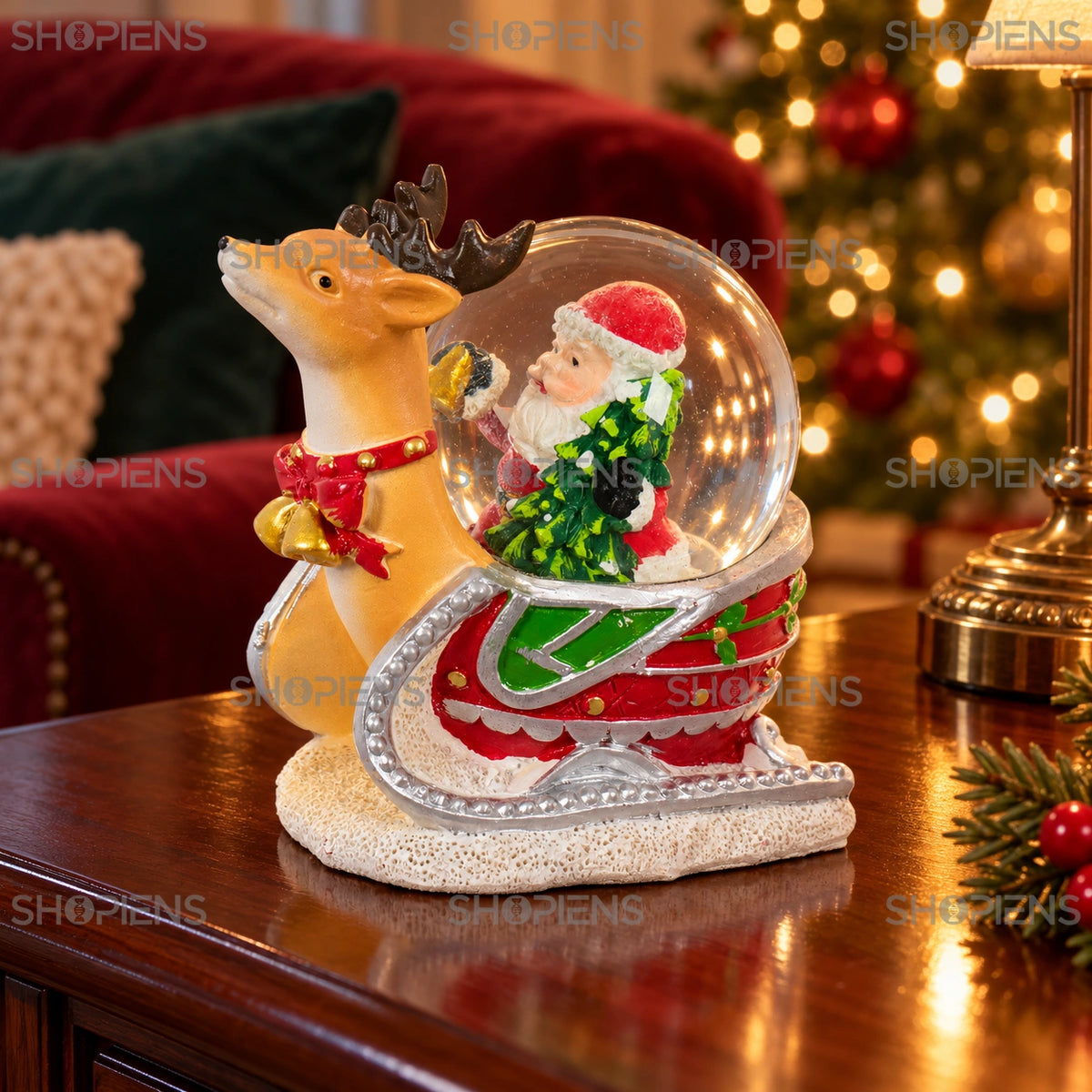 Sanie cu cerb și glob cu Moș Crăciun, 11 cm într-un decor festiv de seară | Shopiens®