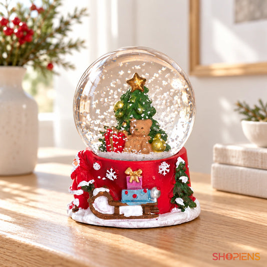 Glob cu ursuleț și brad pe bază roșie, 6 cm pe o consolă într-un decor luminos | Shopiens®