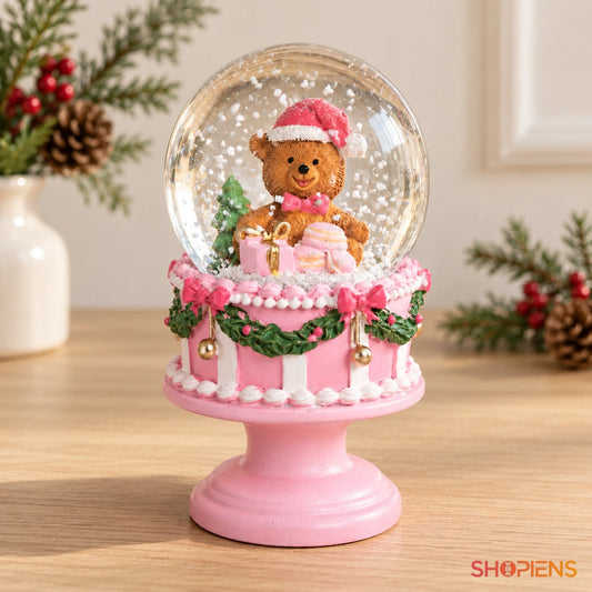 Glob de zăpadă cu ursuleț pe tort roz, 12 cm într-un decor luminos de Crăciun | Shopiens®
