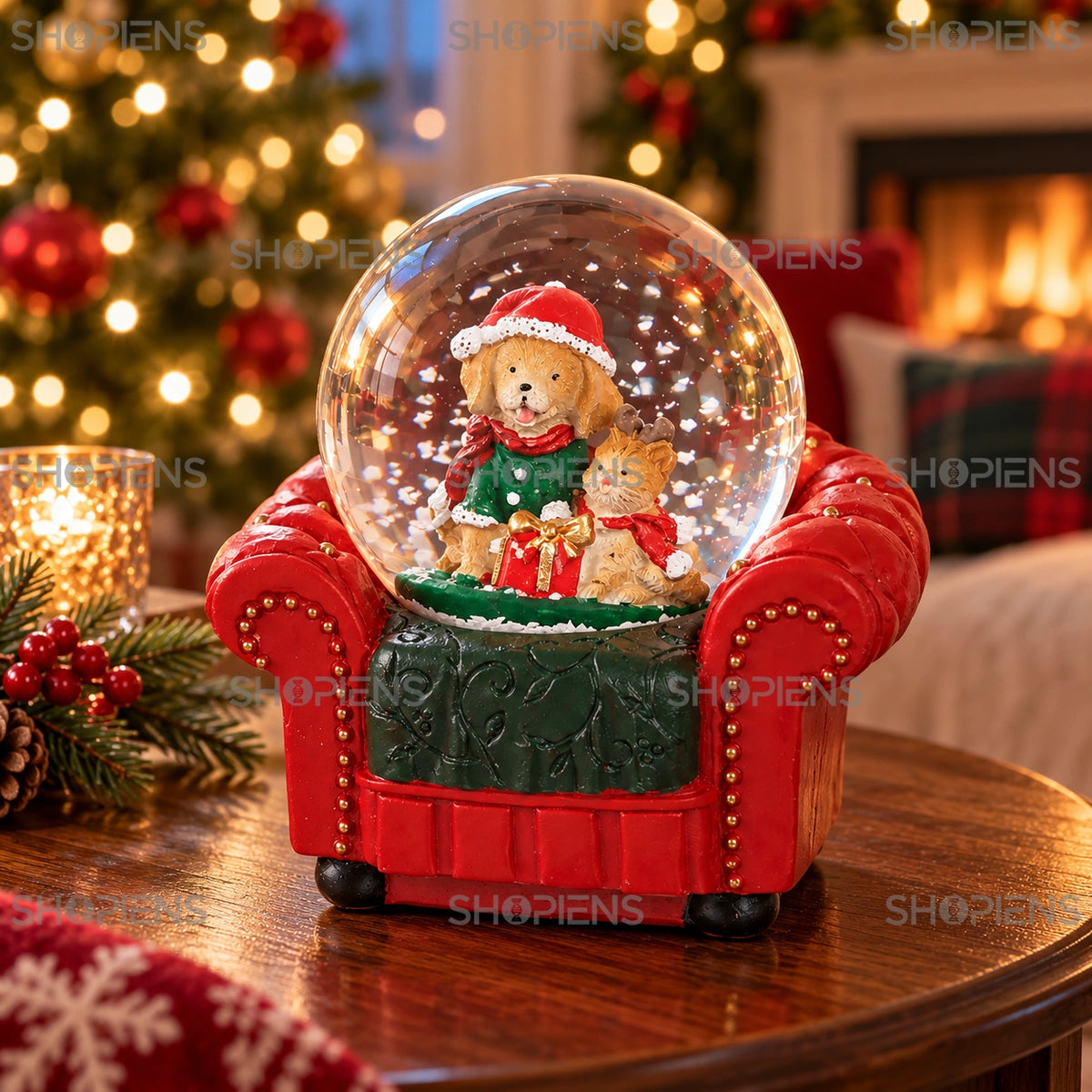 Glob de zăpadă cu animăluțe în fotoliu, 10 cm într-un decor festiv de seară | Shopiens®