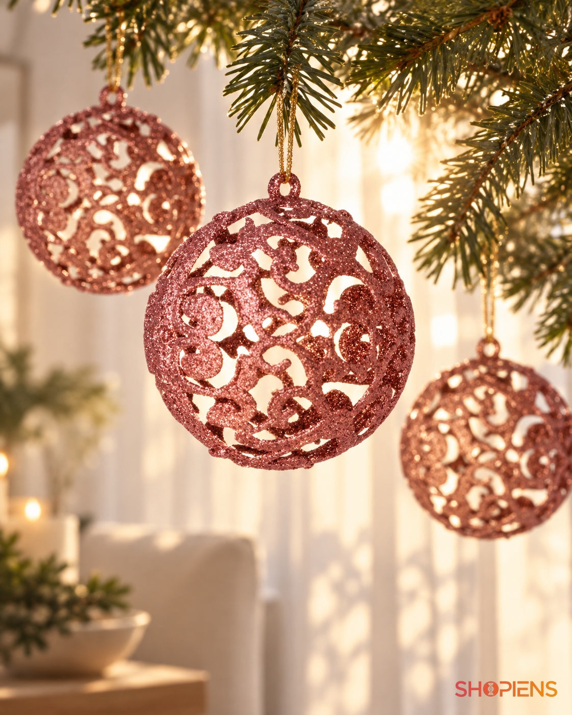 Glob roz-auriu ajurat de 8 cm pe ramură de brad, cu lumini calde – Shopiens