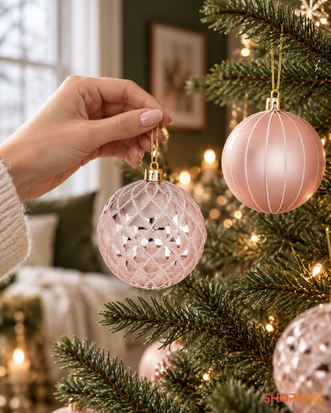 Globuri roz cu dungi albe și romburi în timpul decorării bradului – Shopiens