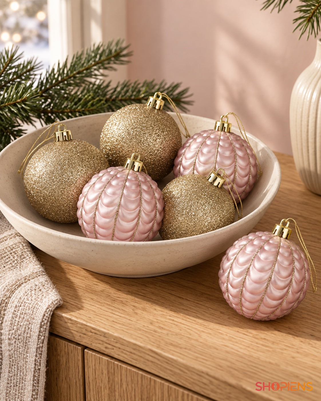 Globuri roz cu relief și globuri șampanie într-un decor de Crăciun – Shopiens