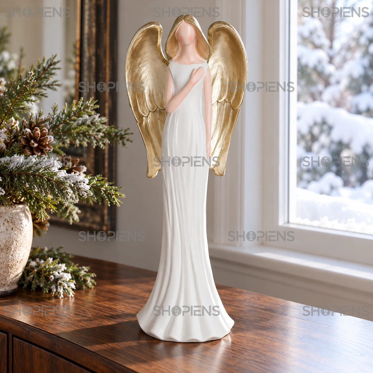 Înger decorativ alb cu aripi aurii, 27,5 cm pe o consolă lângă fereastră, într-un decor de iarnă | Shopiens®