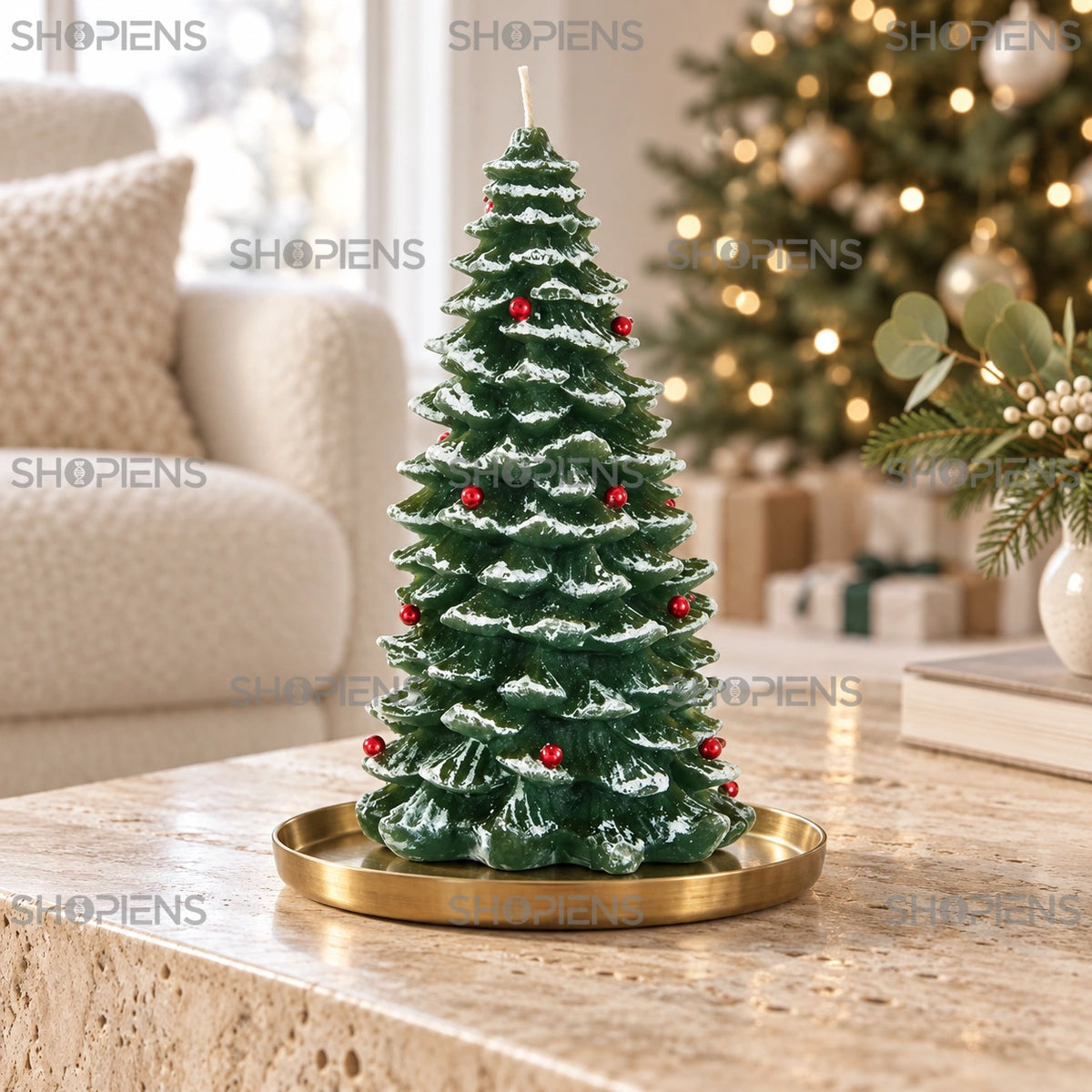 Lumânare de Crăciun cu brad nins și globuri roșii, 18 cm în decor de living | Shopiens®