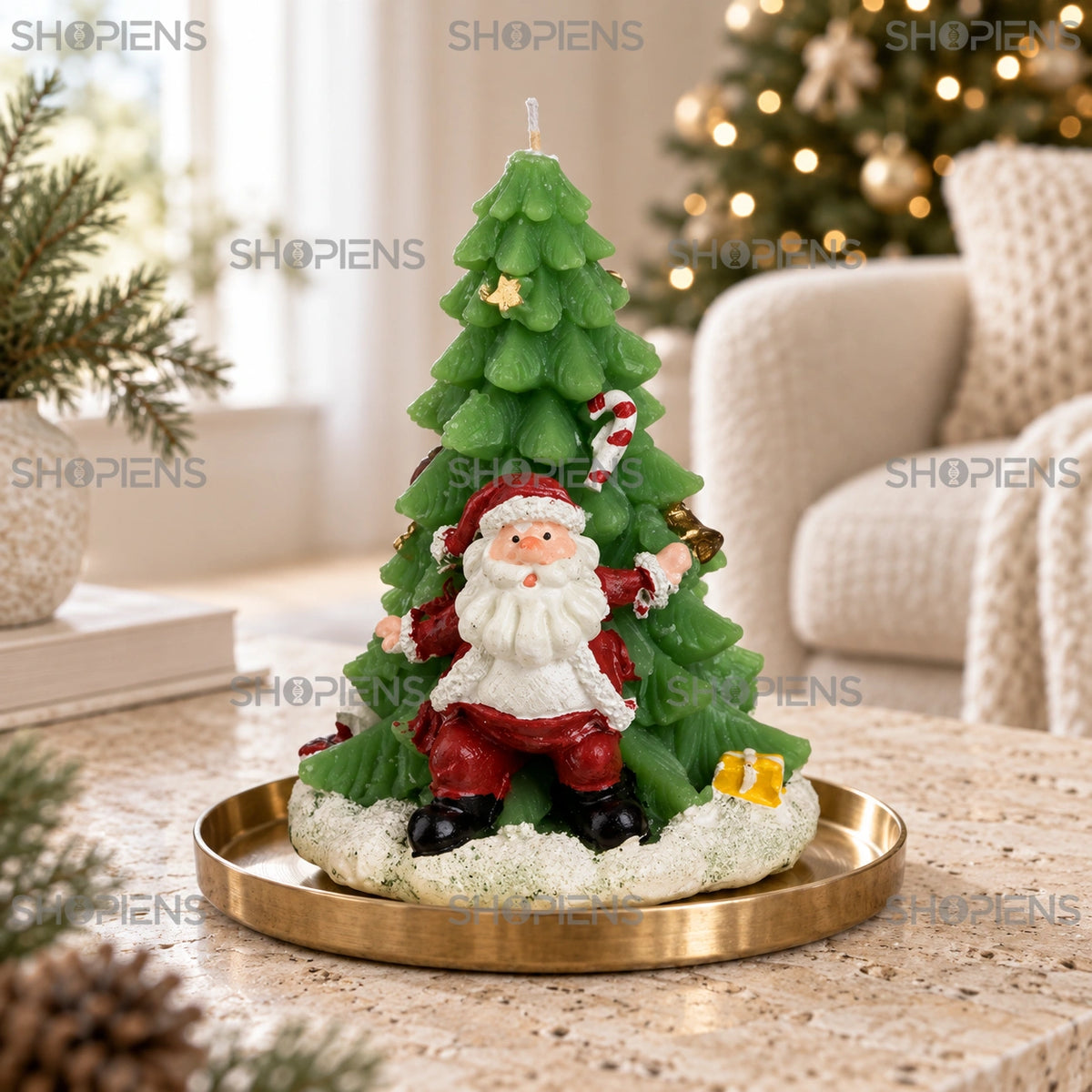 Lumânare brad cu Moș Crăciun și cadouri, 13 cm în decor de living | Shopiens®