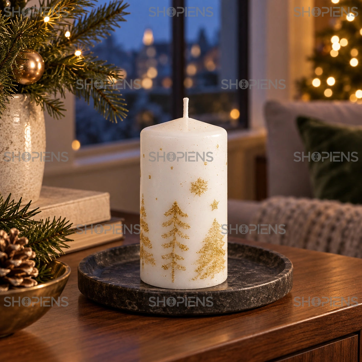 Lumânare albă cu brazi din glitter auriu, 11,5 cm, pe o consolă lângă fereastră în decor festiv | Shopiens®