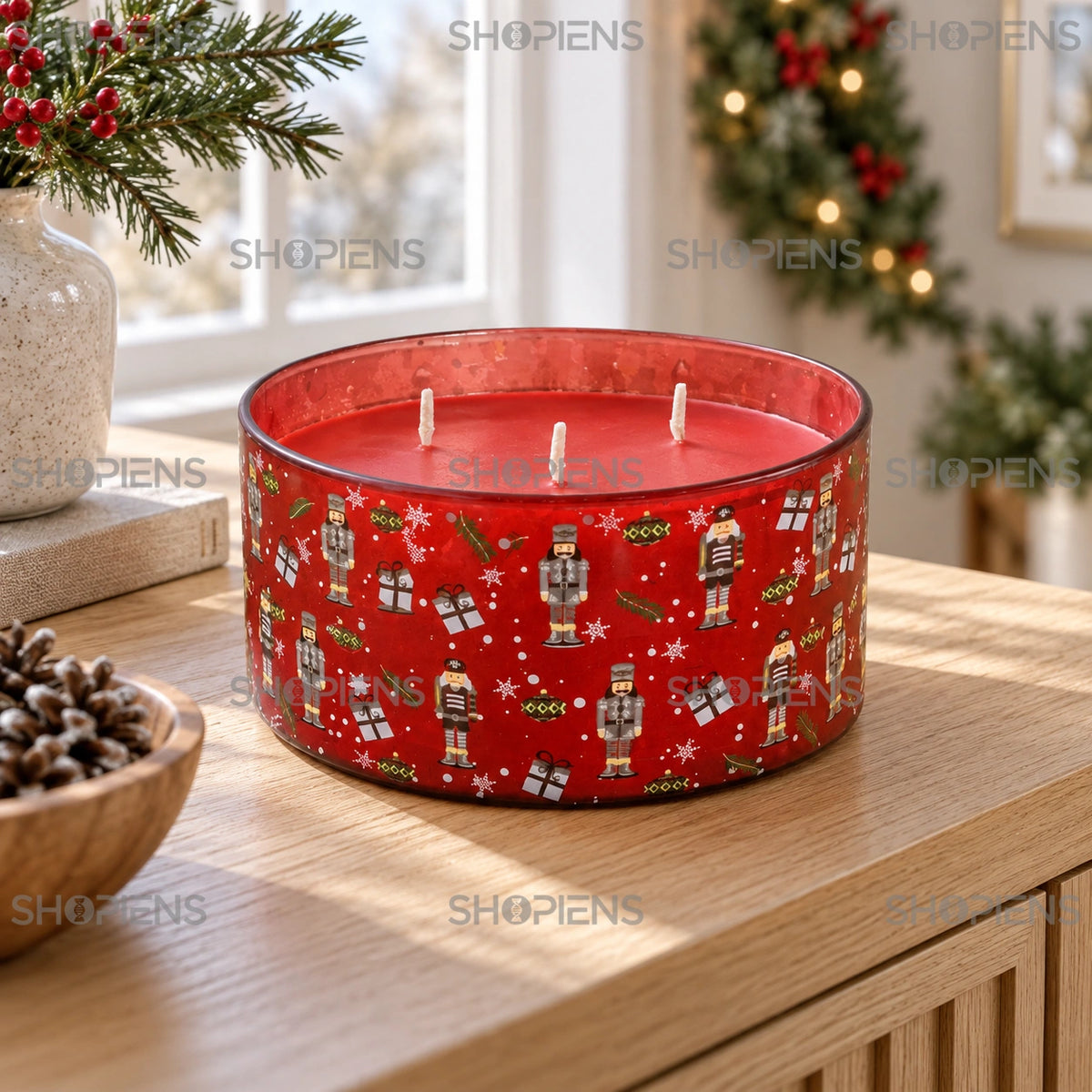 Pahar roșu cu spărgători de nuci într-un decor de sărbătoare | Shopiens®