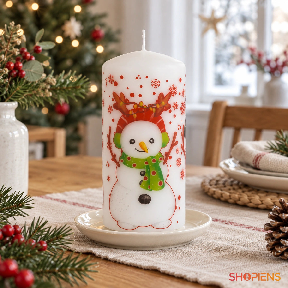 Lumânare tip coloană cu om de zăpadă, 15 cm, pe o masă de Crăciun în lumină naturală | Shopiens®