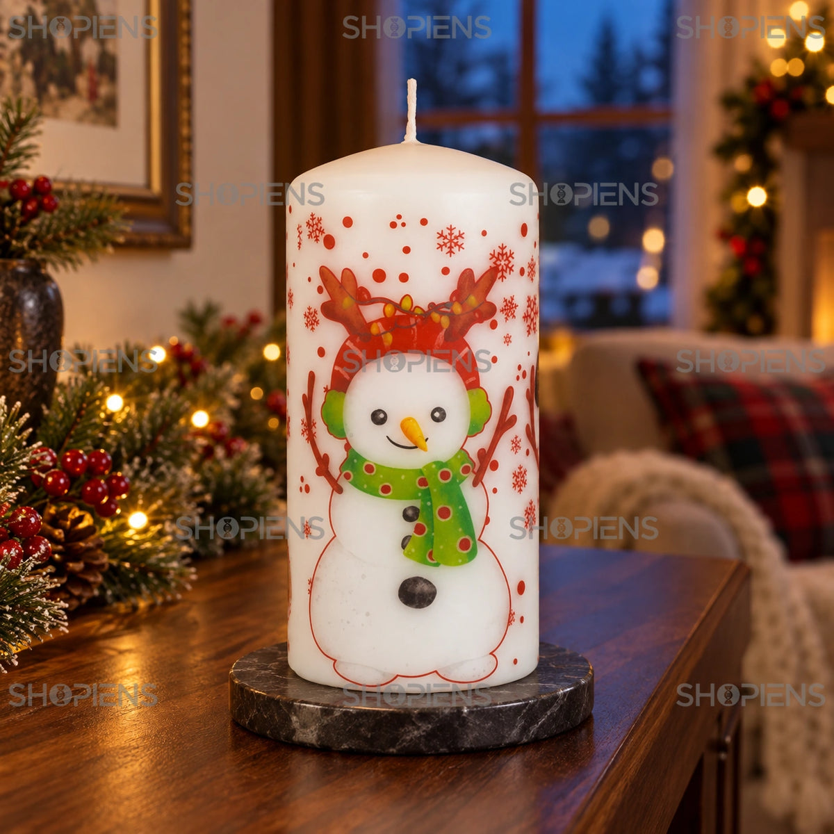 Lumânare tip coloană cu om de zăpadă, 15 cm, pe o consolă în decor festiv de seară | Shopiens®