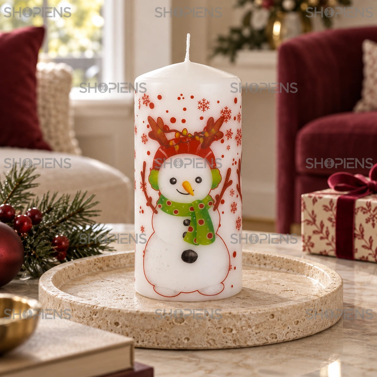 Lumânare tip coloană cu om de zăpadă, 15 cm, pe o măsuță în living decorat de sărbători | Shopiens®