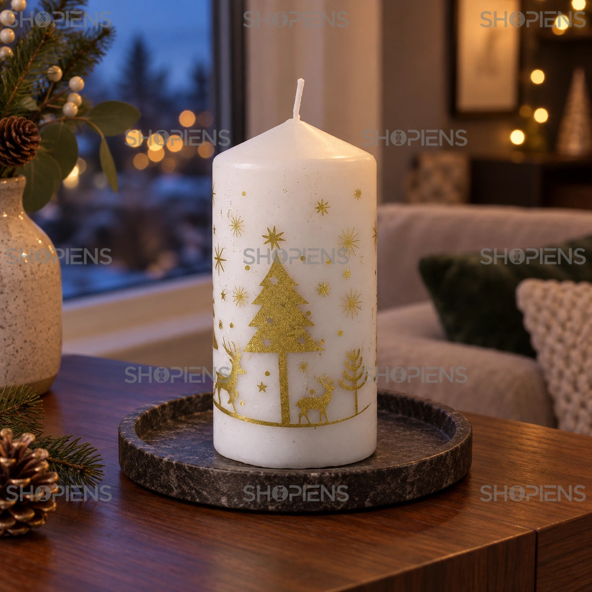Lumânare de Crăciun cu brazi aurii, 15 cm, pe o consolă lângă fereastră în decor festiv | Shopiens®