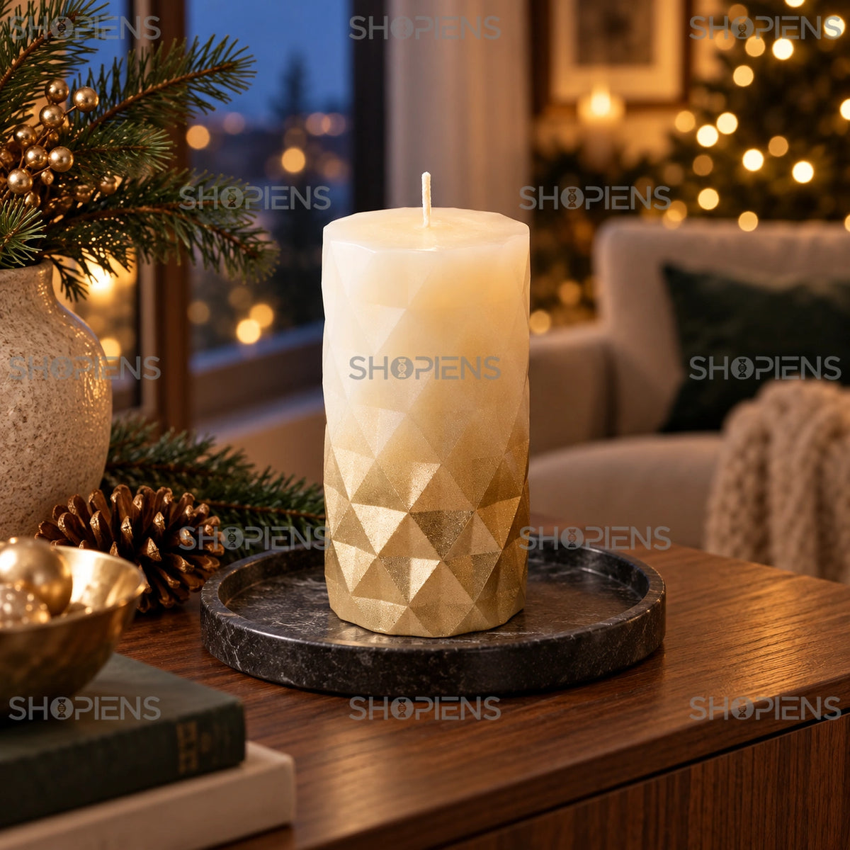 Lumânare cu relief geometric ecru și auriu, 12 cm, pe o consolă lângă fereastră în decor festiv | Shopiens®