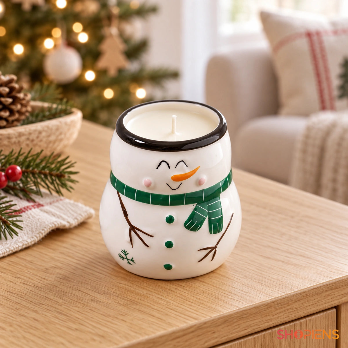 Lumânare holly jolly berry cu om de zăpadă, pe o comodă în decor de Crăciun | Shopiens®