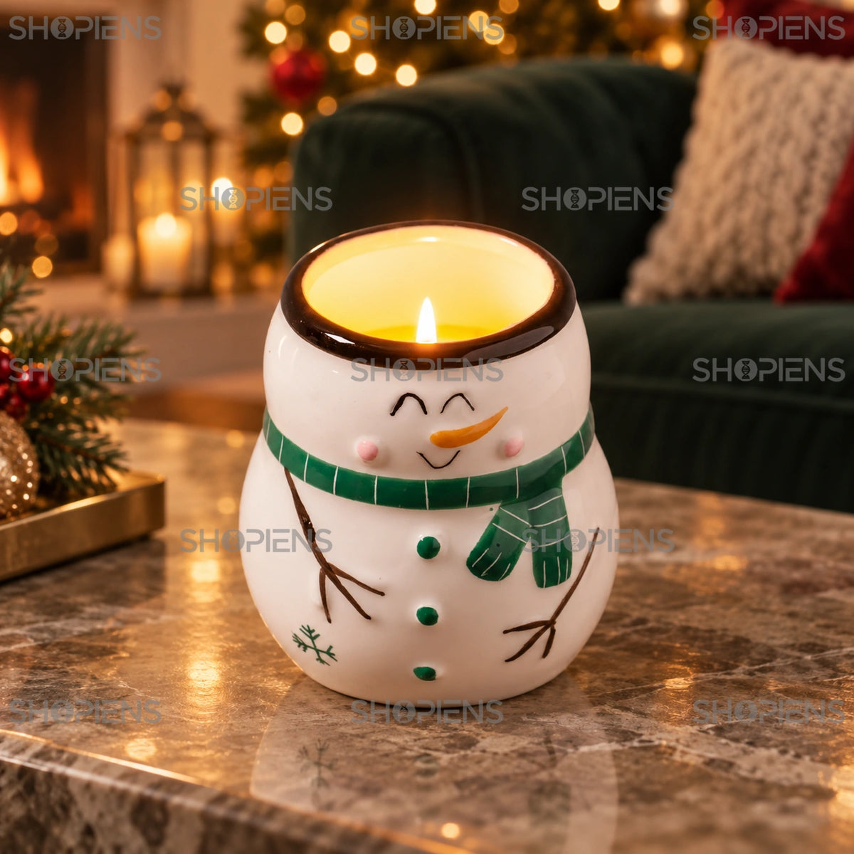 Lumânare holly jolly berry cu om de zăpadă, aprinsă pe o măsuță în decor festiv | Shopiens®