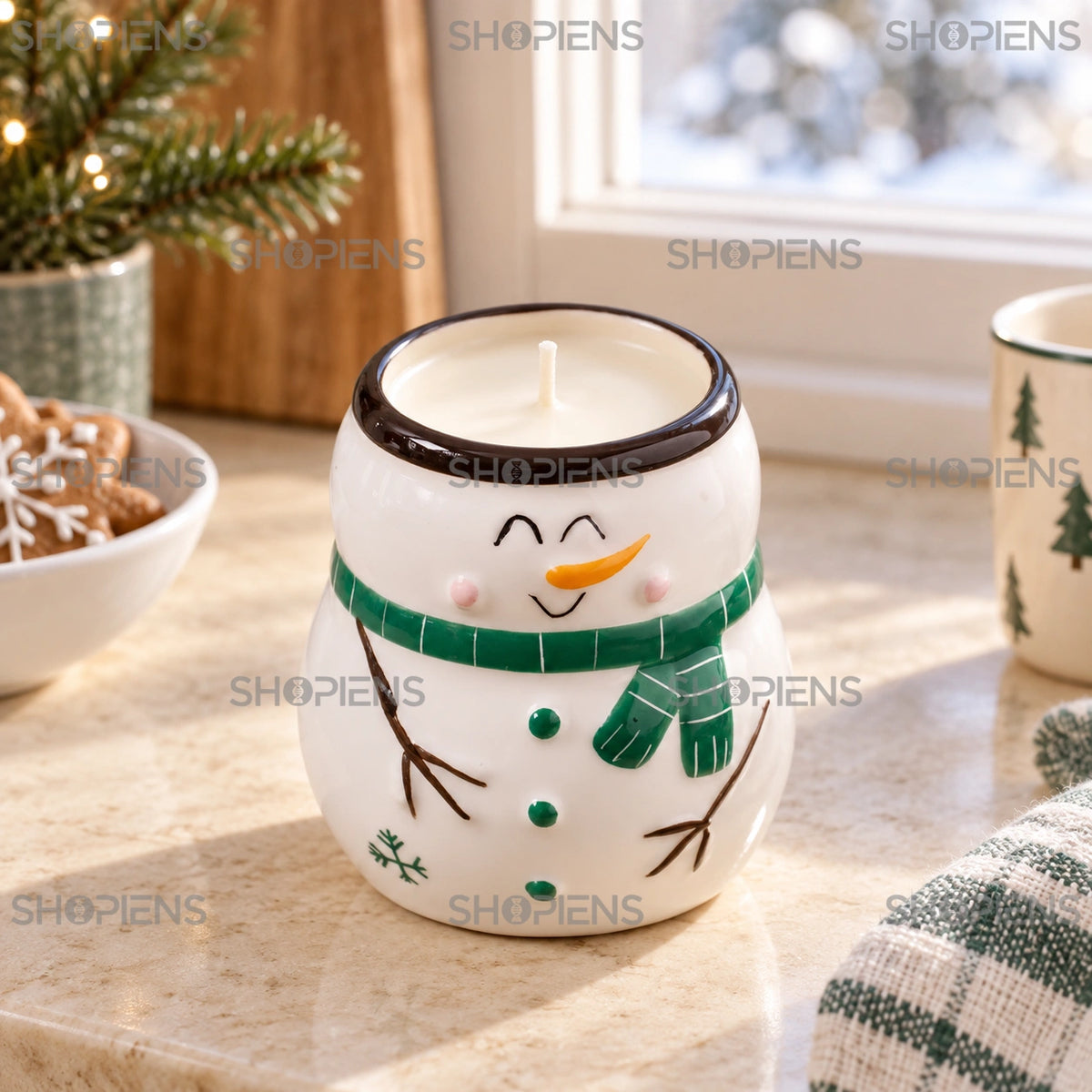 Lumânare holly jolly berry cu om de zăpadă, lângă o fereastră într-un decor de iarnă | Shopiens®
