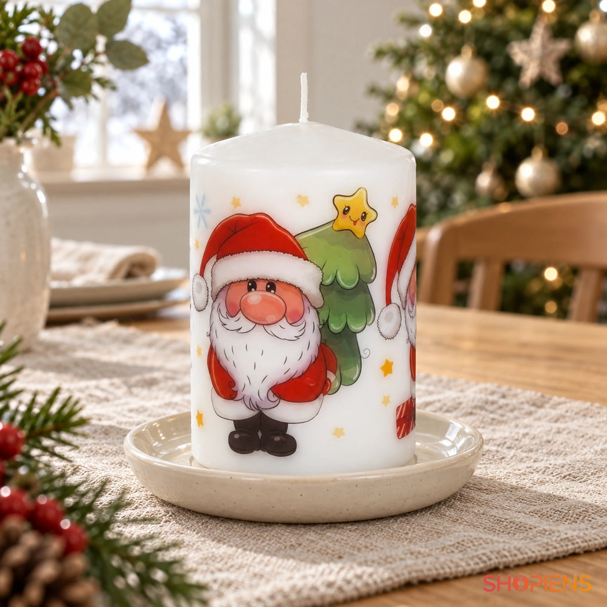 Lumânare decorativă cu imprimeu Moș Crăciun, 10,5 cm, pe o masă de Crăciun în lumină naturală | Shopiens®