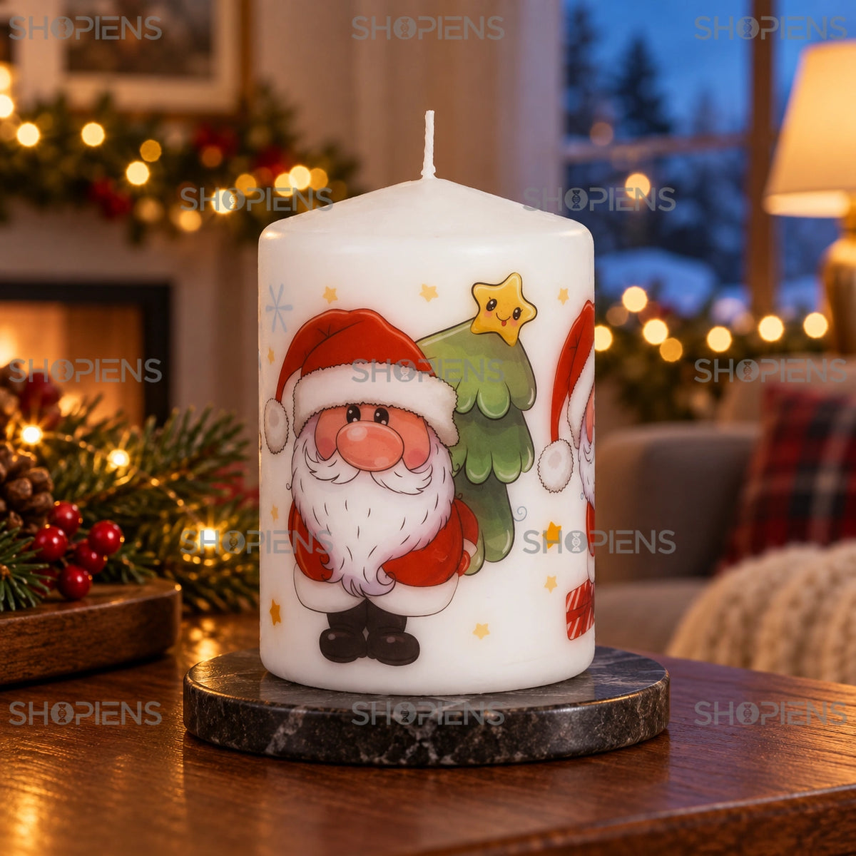 Lumânare decorativă cu imprimeu Moș Crăciun, 10,5 cm, pe o consolă în decor festiv de seară | Shopiens®