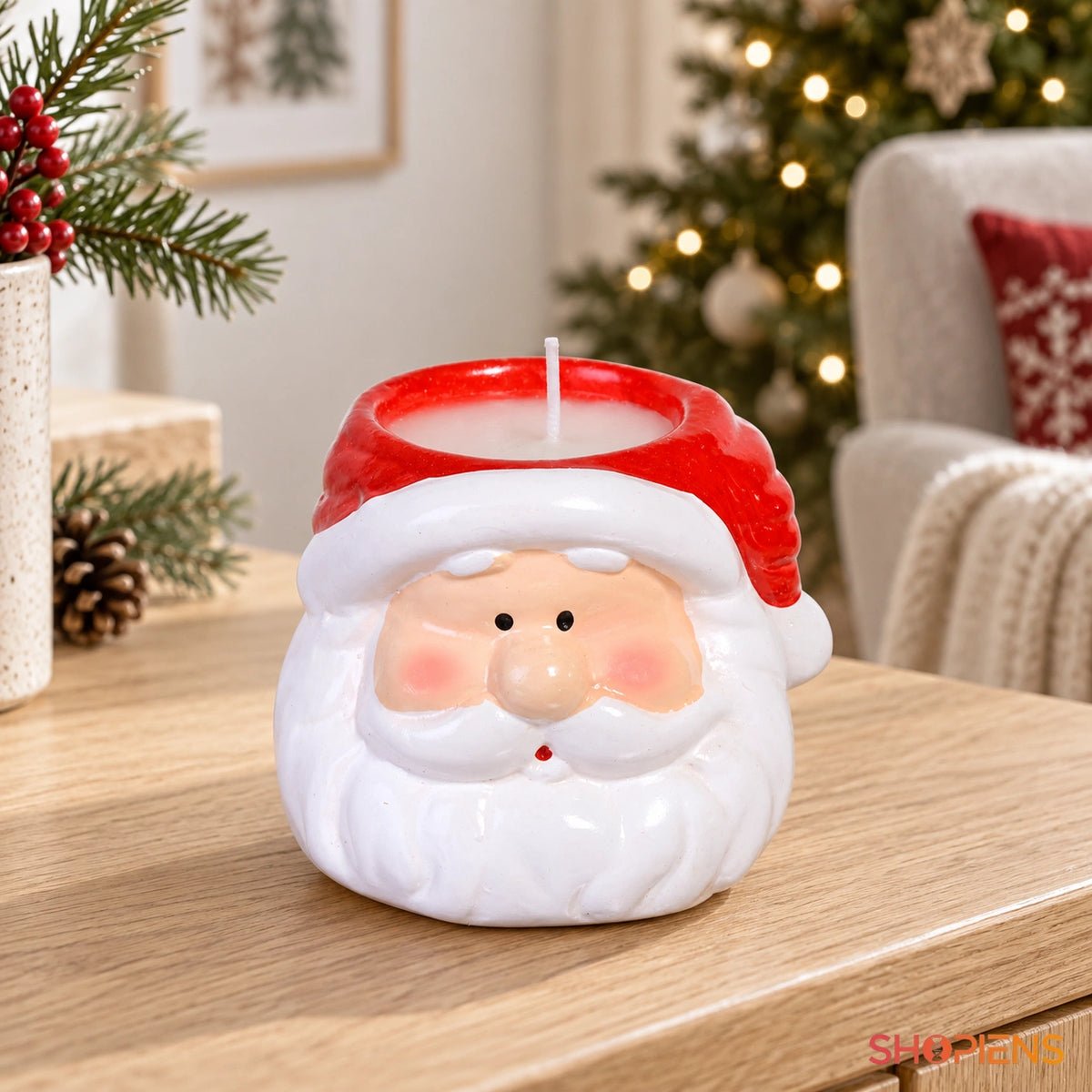 Lumânare în suport ceramic Moș Crăciun, 6 cm, pe o comodă în decor de Crăciun | Shopiens®