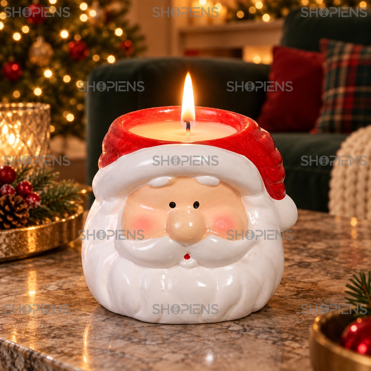Lumânare în suport ceramic Moș Crăciun, 6 cm, aprinsă pe o măsuță în decor festiv | Shopiens®